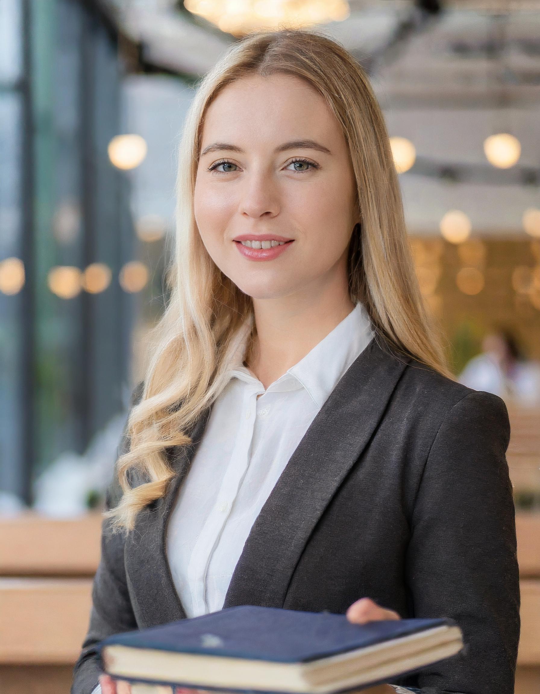 Professionelle Porträtaufnahme einer Geschäftsfrau in formeller Kleidung