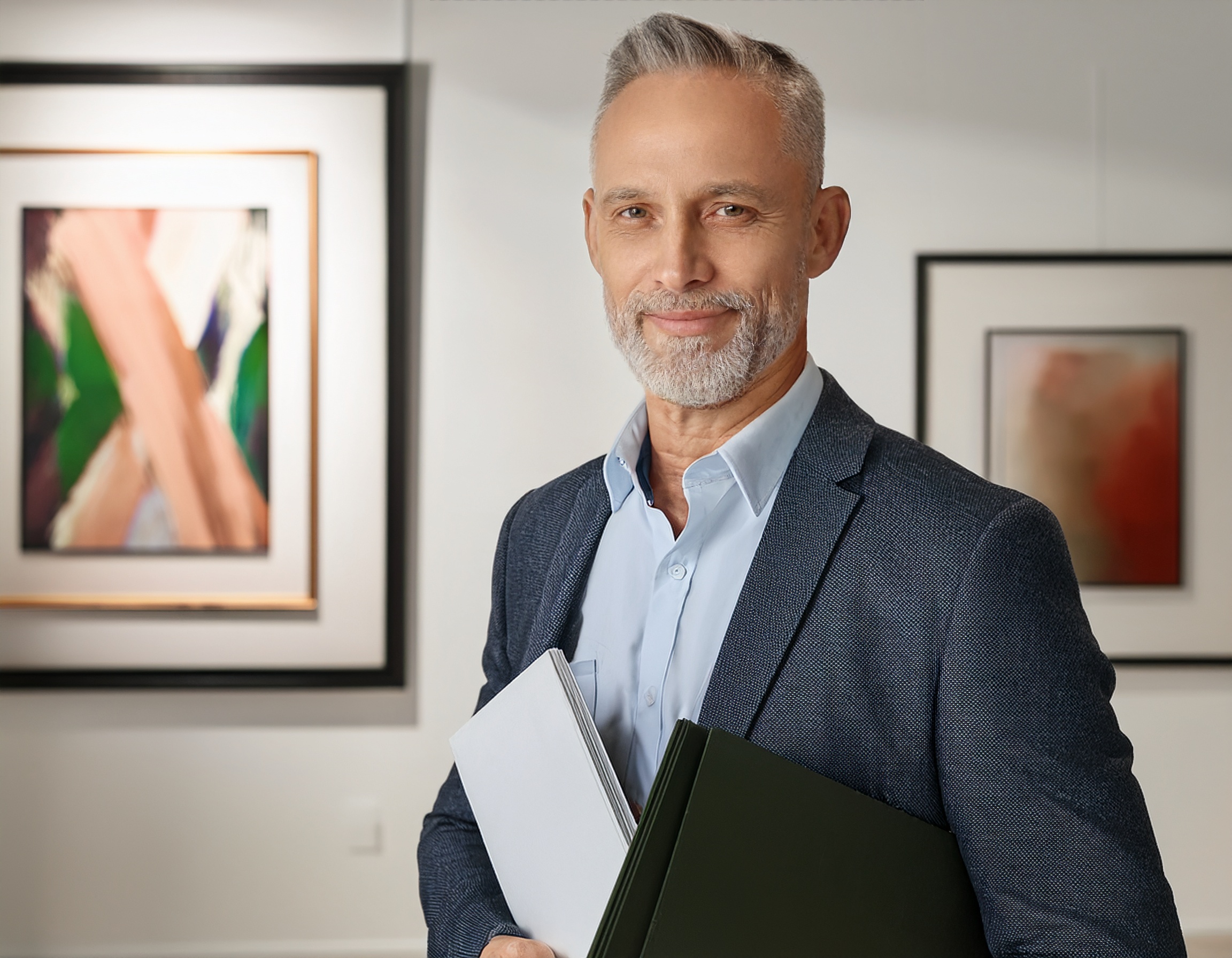 Porträt eines Geschäftsmannes in einem klassischen und eleganten Büroambiente